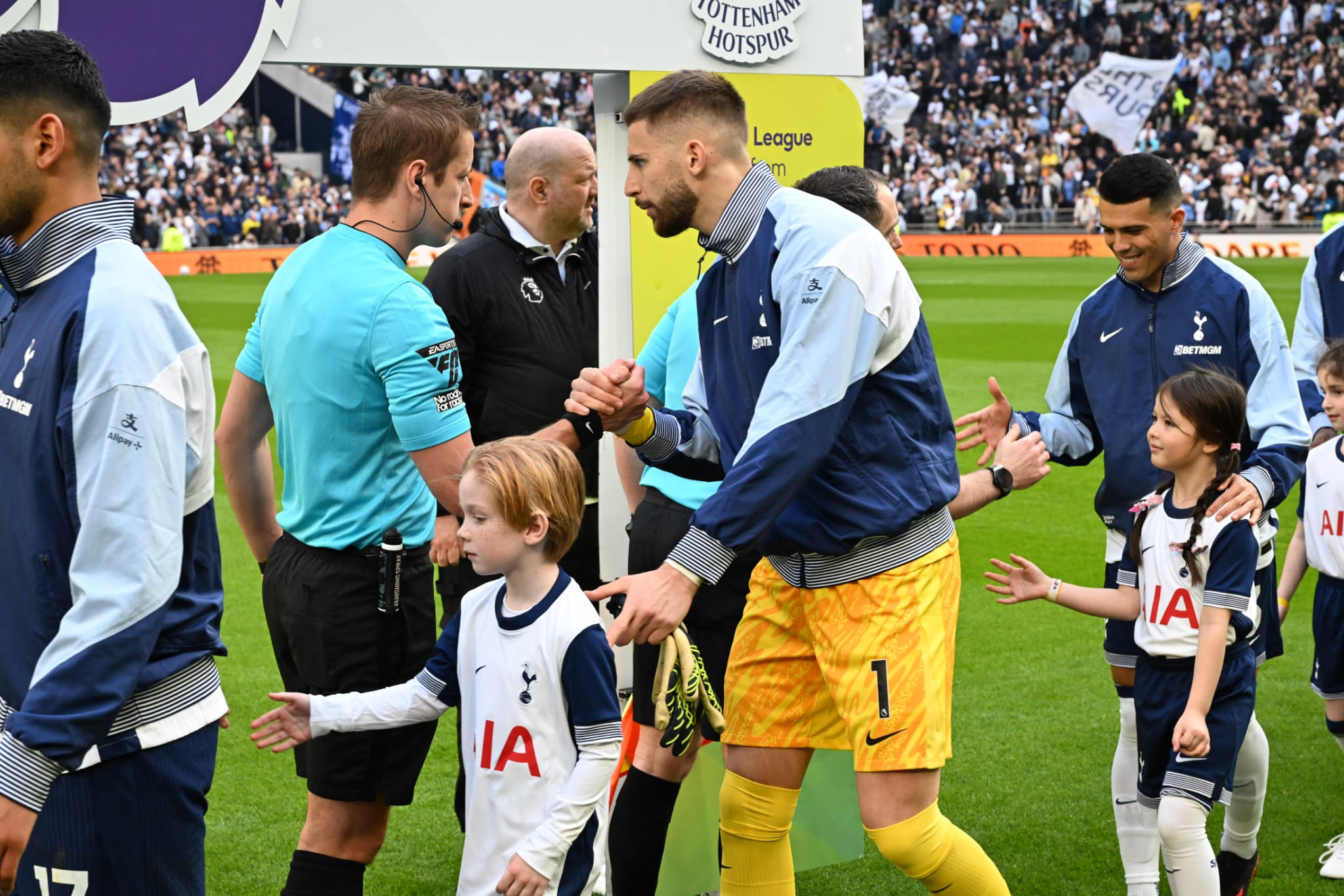 7ab049cb e305 40a0 b381 fbf56d461001